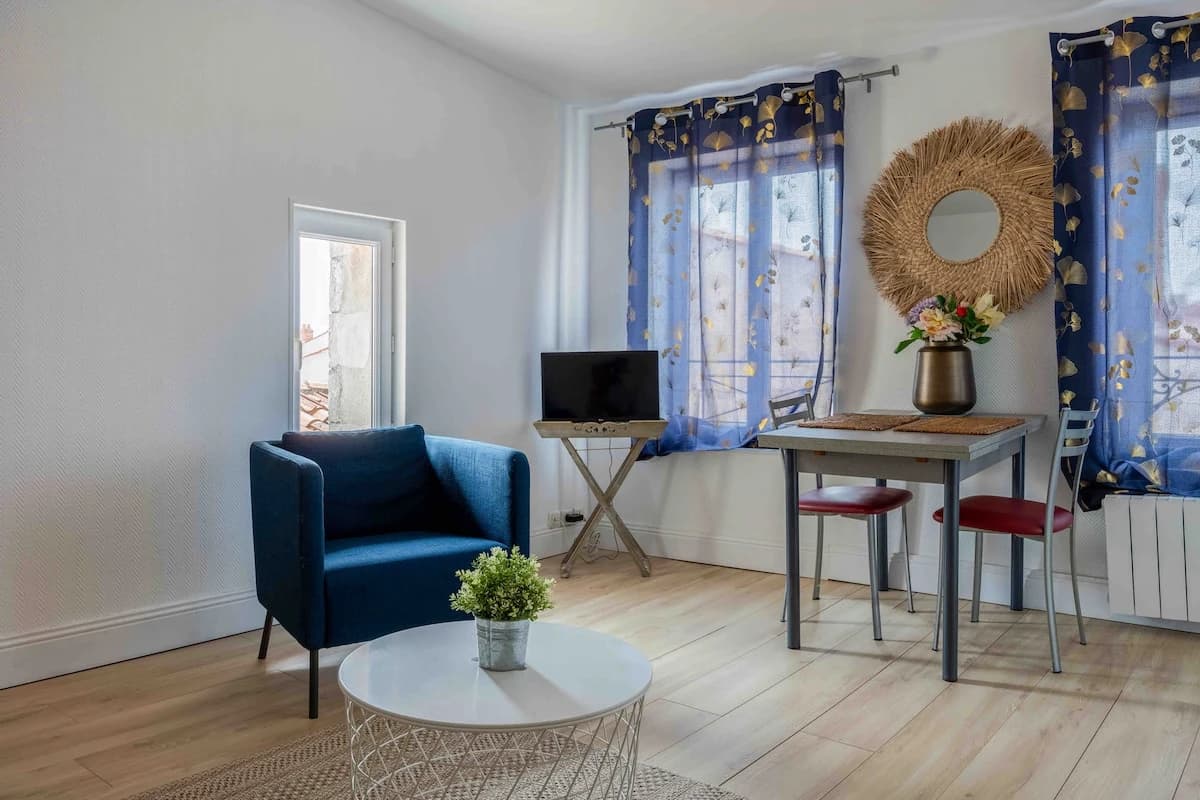Apollinaire — A bright studio in the market quarter